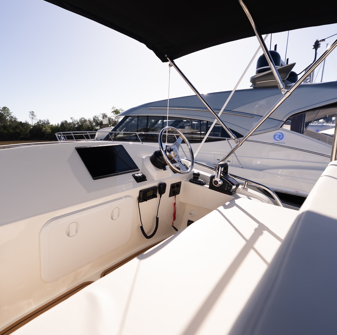Caribbean-27F-helm-mobile